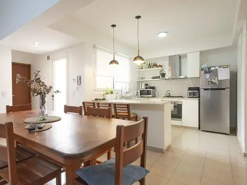 Casa 4 ambientes con 2 baños