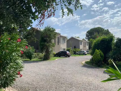 CASA dúplex  VENTA PILAR KM 50 DE 2 DORMITORIOS pileta parrilla JARDIN SEGURIDAD  APTO HIPOTECARIO