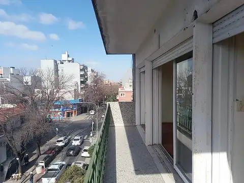 Departamento 3 ambientes con patio y balcon  - bajas expensas