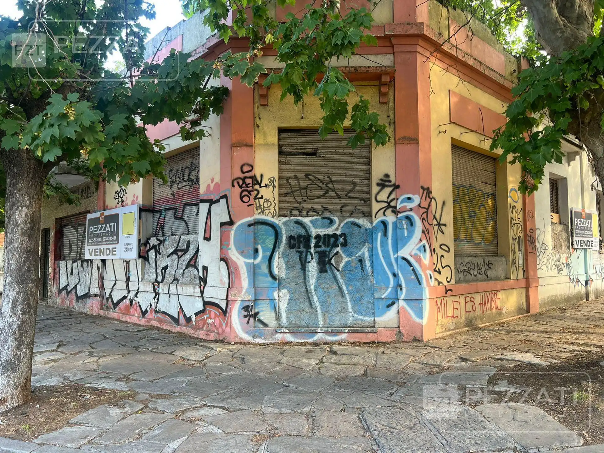 Terreno en esquina de 240m² para edificar — Funes y Moreno