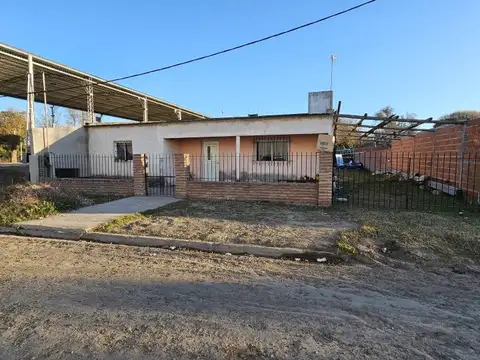VENTA | Casa de 3 dormitorios sobre amplio terreno! Coronel Pringles, entre Liniers y Boulevard...