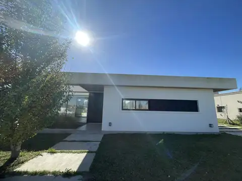 VENTA - CASA 4 AMBIENTES C/PILETA - SAN VICENTE