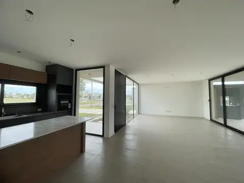 VENTA - CASA 4 AMBIENTES C/PILETA - SAN VICENTE
