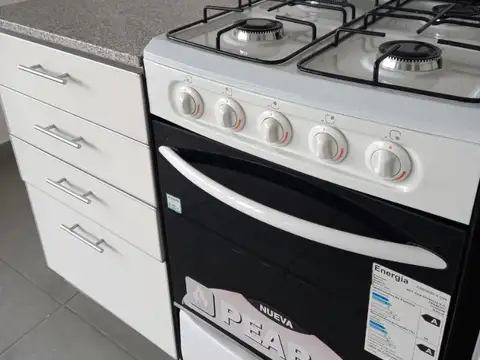 Hermoso departamento con 5 años, en semi piso de un ambiente divisible al frente con balcón terraza.