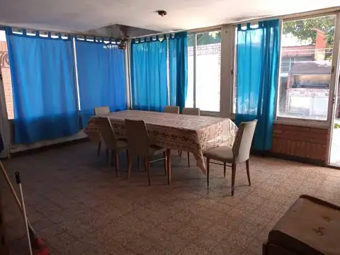 PIANO Y URIBURU AMPLIA CASA DE 2 DORMT/GARAGE PASANTE.