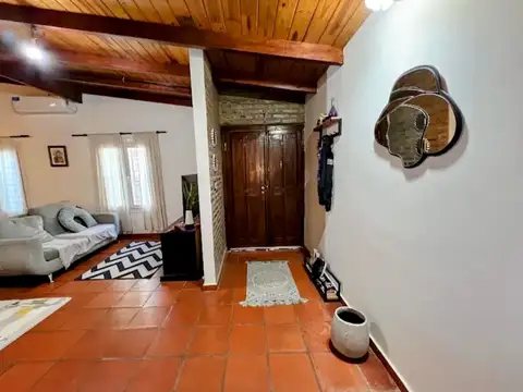 VENTA – Casa de 2 dormitorios con jardín amplio en Pueblo Esther.