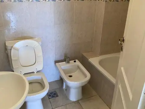 VENTA MONOABIENTE CON 48m TOTALES, 35 CUBIERTOS, CUENTA CON UN LIVING AMPLIO, COCINA, LAVADERO, PA