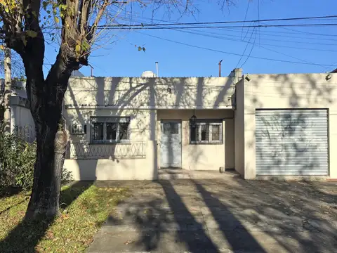 VENTA CASA 4 AMBIENTES EN VILLA ADELINA