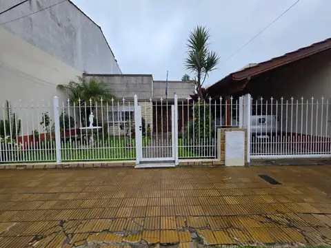 En El Palomar Casa de 4 Ambientes Cochera Fondo Apta Credito F: 10468