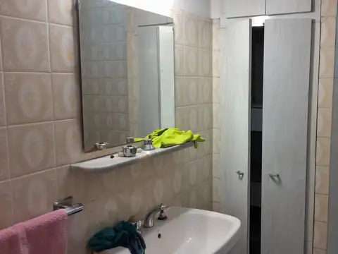 Casa Americada, de 3 amb, con amplio fondo libre.-