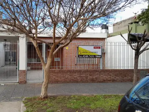 Casa Americada, de 3 amb, con amplio fondo libre.-