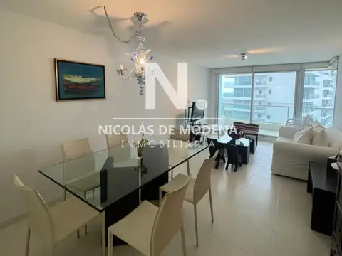 Departamento de 2 dormitorios en venta en Seasons Tower, a metros del mar.