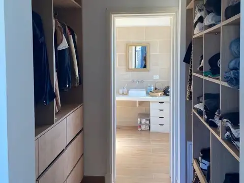 Casa en Alquiler con 6 cocheras