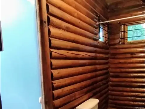 SG vende dos cabañas en carpinteria arriba de 36m2 cada una , más 12m2 semicubiertos integrado por cocina comedor baño y dormitorio separado. En impecable estado con salamandra. Equipadas. Termotanque solar en una de ellas. Lote amplio de 1100m2 aprox. Ci