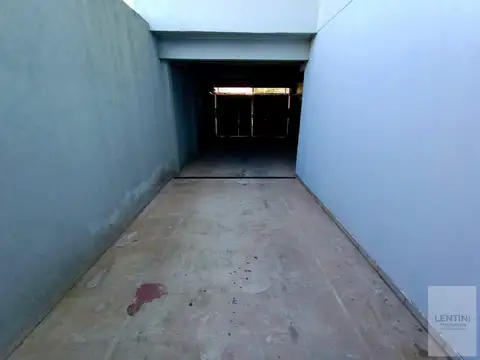 Cochera doble en venta independiente en Villa Bosch