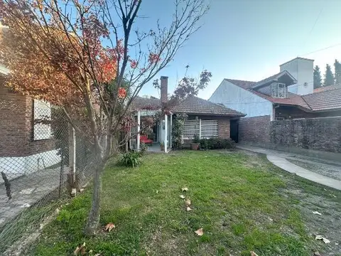 Excelente Casa en Adrogué: 3 Dormitorios, Pileta y Espacios Amplios.