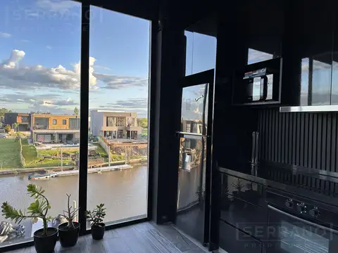 Casa en alquiler con amarra propia y espacio amplio para varios autos en Villanueva