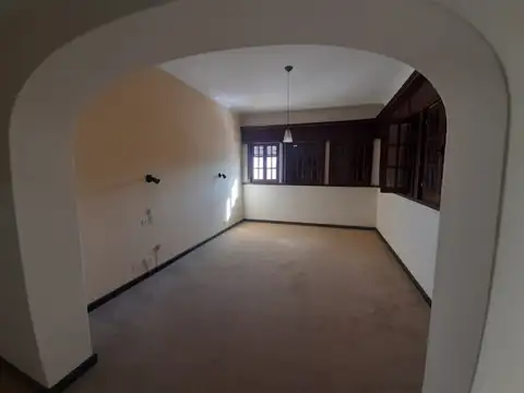 Casa en Alquiler con 3 cocheras