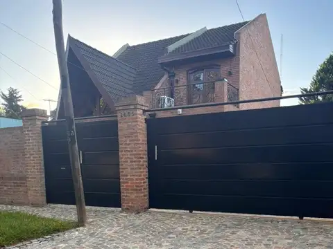 Casa en Venta con 2 cocheras