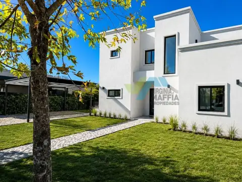 Casa estilo frances en dos plantas con pileta - San Matias area 2 lote interno
