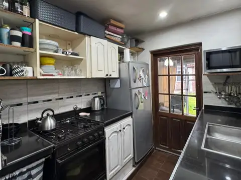 CASA AMERICANA CON PISCINA Y QUINCHO EN BERAZATEGUI U$S 89.000.-