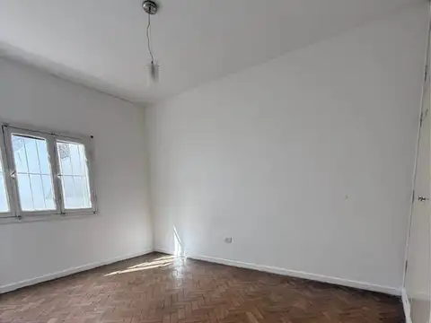 Casa en Alquiler con 2 cocheras
