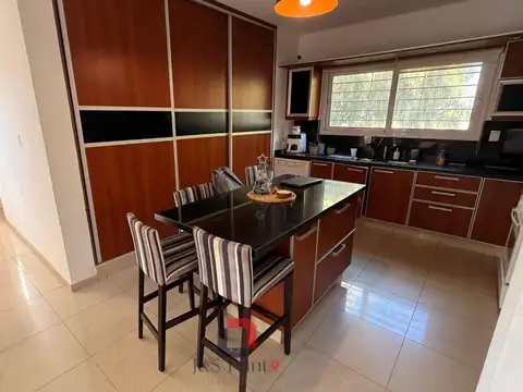 Casa en Venta con 4 cocheras
