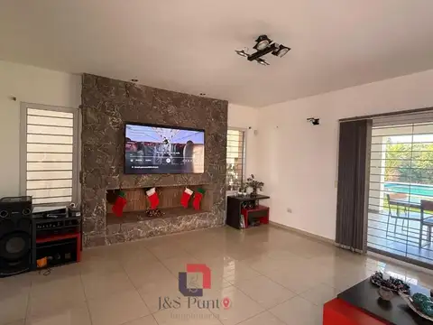 Casa en Venta con 4 cocheras