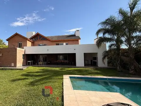 Casa en Barrio Privado LOS SAUCES  (zona sur)