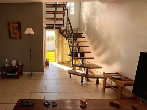 Casa 6 ambientes con 2 baños