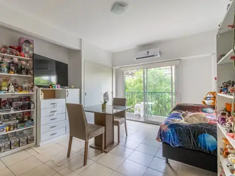 Dpto. Monoambiente con balcón. Cocina separada. Coghlan