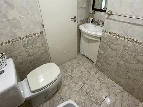 Casa tipo Dúplex de 3 ambientes de 83 M2- en Venta- Villa Sarmiento- Patio y Parrilla - Cochera descubierta