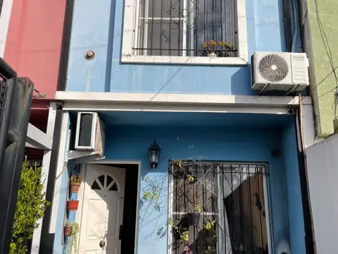 Casa tipo Dúplex de 3 ambientes de 83 M2- en Venta- Villa Sarmiento- Patio y Parrilla - Cochera descubierta