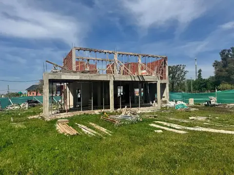 Casa en Venta con 2 cocheras