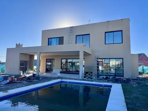 CASA EN CONSTRUCCION A LA LAGUNA LOTE 1000 M2