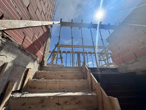 CASA EN CONSTRUCCION A LA LAGUNA LOTE 1000 M2