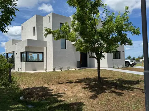 Casa 5 ambientes con 4 baños