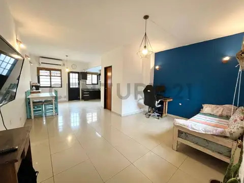 VENTA TRIPLEX 3 AMB + COCHERA + PATIO   APTO CREDITO