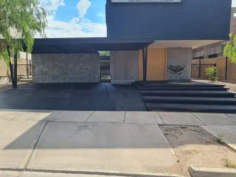 Casa 7 ambientes con 3 baños