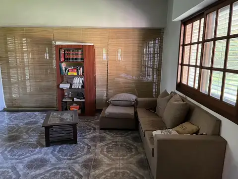 Casa en Alquiler con 2 cocheras
