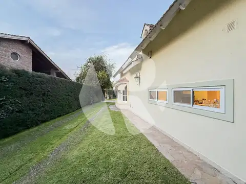 Casa 8 ambientes con 3 baños
