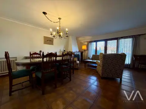 Chalet con 4 dormitorios. Quincho y piscina. Chauvin.