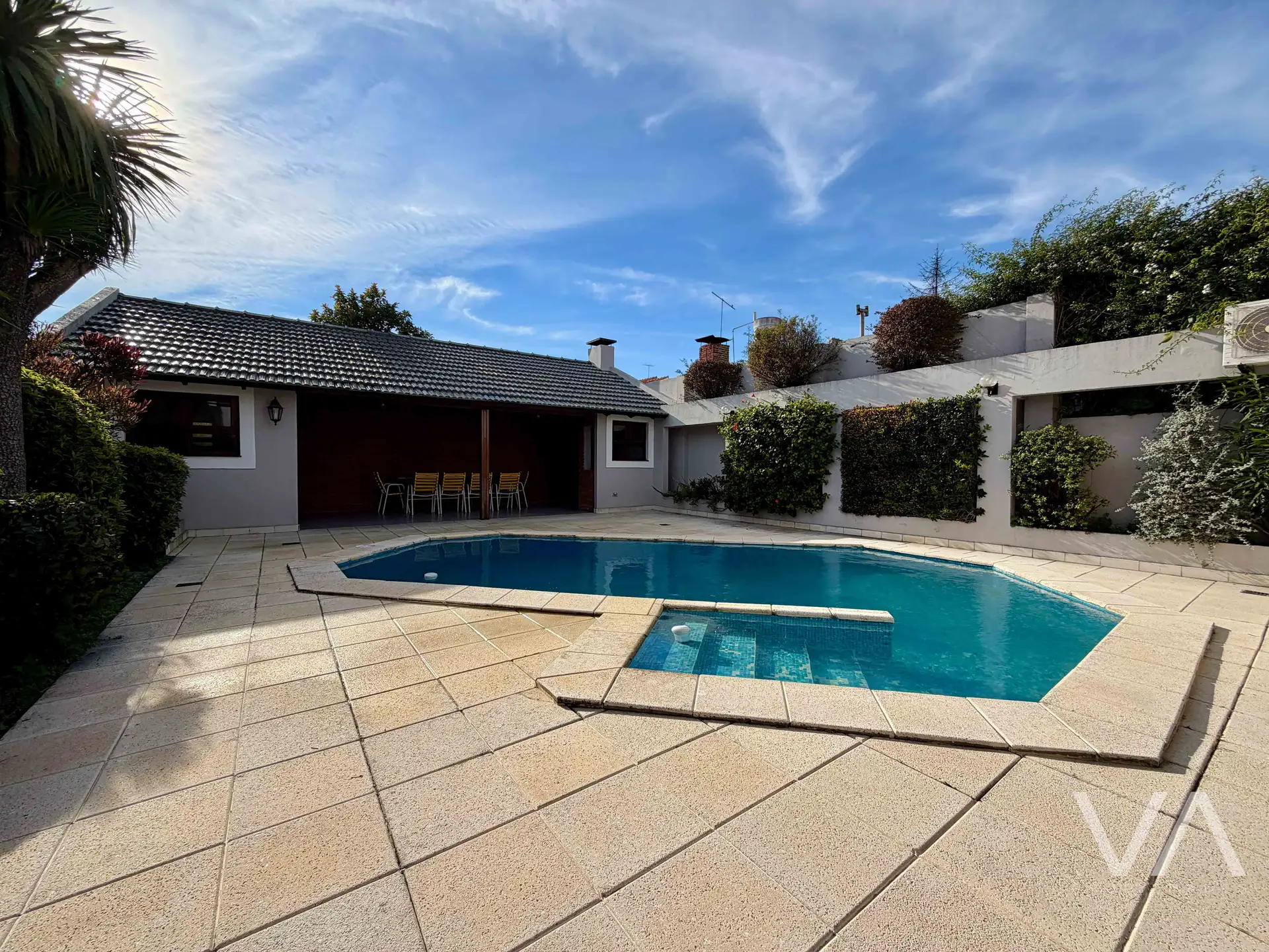 Chalet con 4 dormitorios. Quincho y piscina. Chauvin.