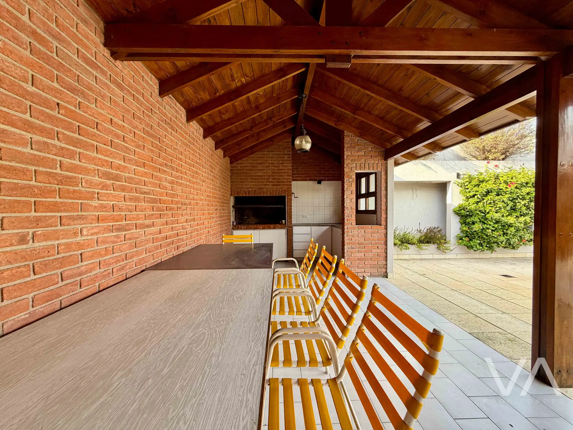 Chalet con 4 dormitorios. Quincho y piscina. Chauvin.