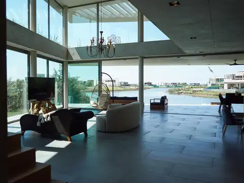 Casa en Venta con 2 cocheras