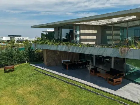 Casa al lago en el barrio Costas Puertos