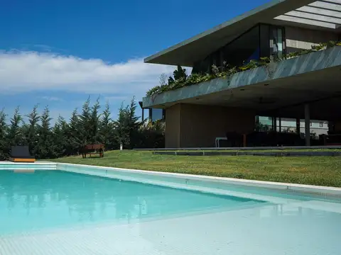 Casa al lago barrio costas 4 dormitorios