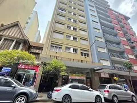Venta 2 ambientes al frente con patio en Centro Mar del Plata luminoso