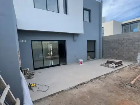 Hermoso Duplex de tres dormitorios en solares de manantiales