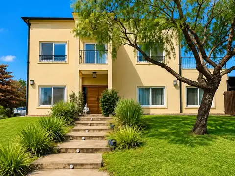 Casa 6 Ambientes con Piscina - Barrio Santa Guadalupe